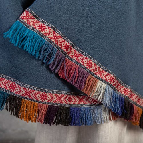 The shoulder shawl of soft fabric with wool yarn fringe