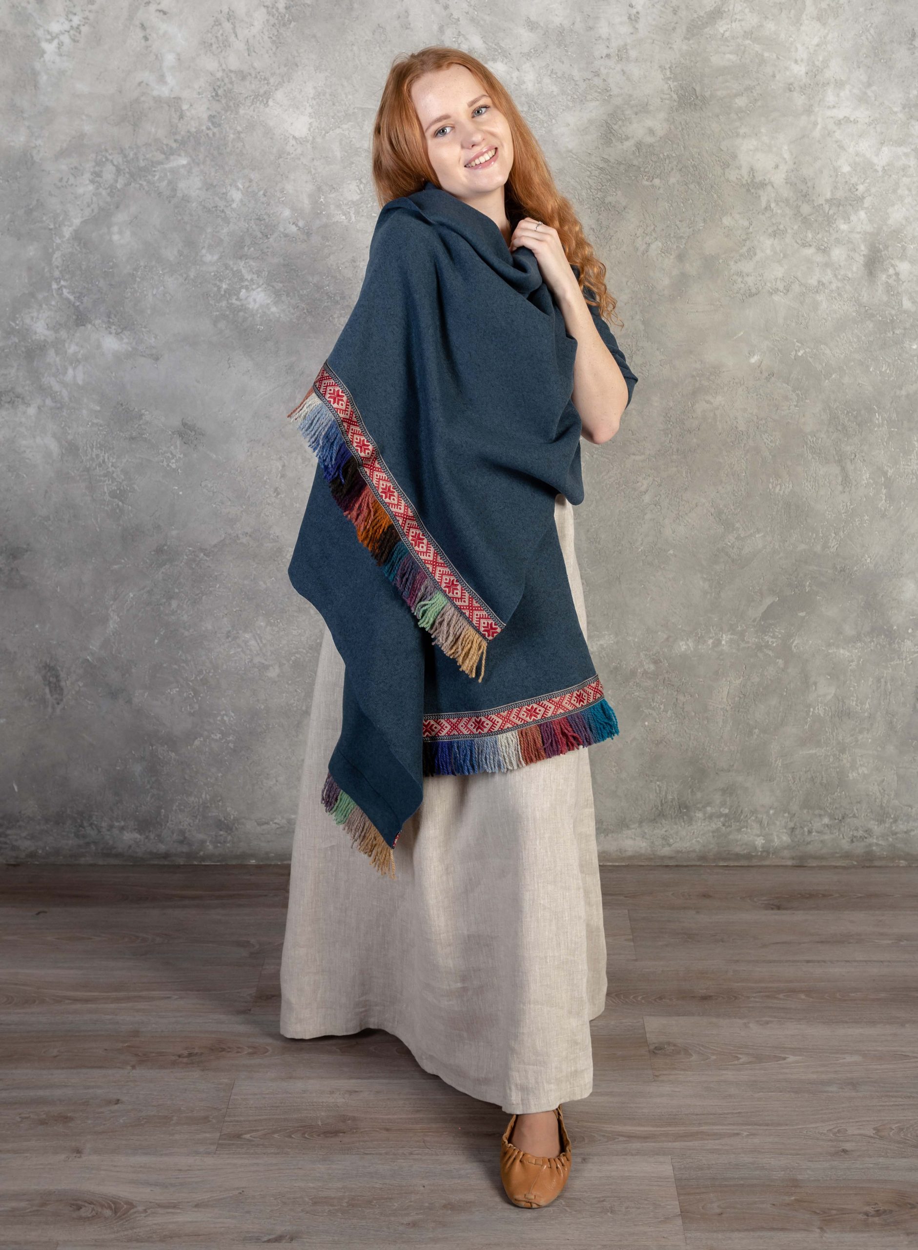 The shoulder shawl of soft fabric with wool yarn fringe