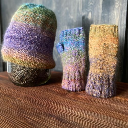 Hat and mittens made of soft yarn with color transitions “Ziemeblázma”