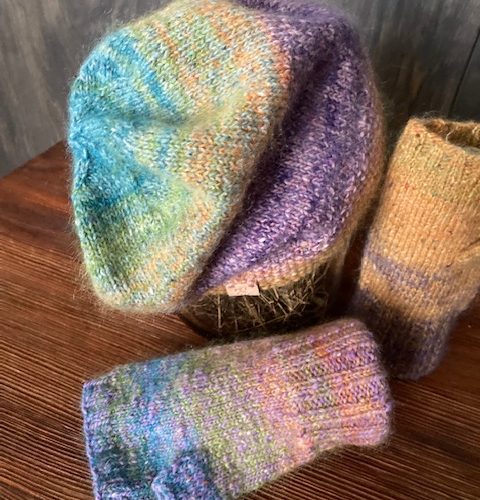 Hat and mittens made of soft yarn with color transitions “Ziemeblázma”